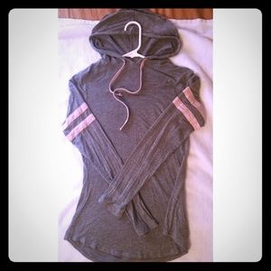 Fitted lightweight shirt with hood